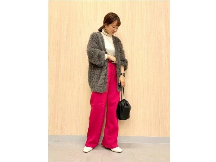 ヒップまわりもカバーするゆったりとしたロング丈で、パンツとも相性よし 出典:StyleHint