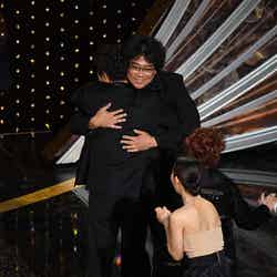 抱き合うソン・ガンホとポン・ジュノ監督／photo：Getty Image