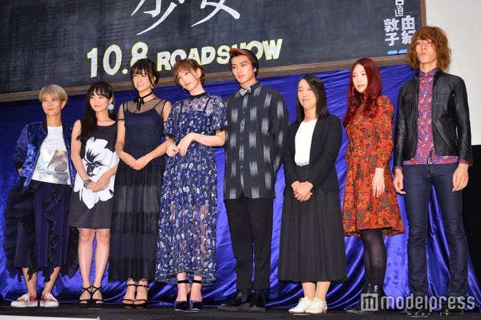 (左から)三島有紀子監督、佐藤玲、山本美月、本田翼、真剣佑、湊かなえ氏、GLIM SPANKY(C)モデルプレス