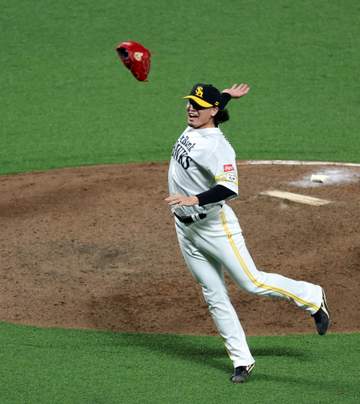 ソフトバンク 日本一達成でまさかの珍シーン 杉山がグラブ放り投げ→鮮やかにキャッチしてマウンド一番乗りの選手にファン注目「可愛い」「面白すぎる」「これも凄かった」