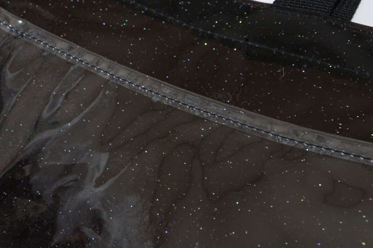 ショルダーベルトもつけられるトートバッグ　素材感