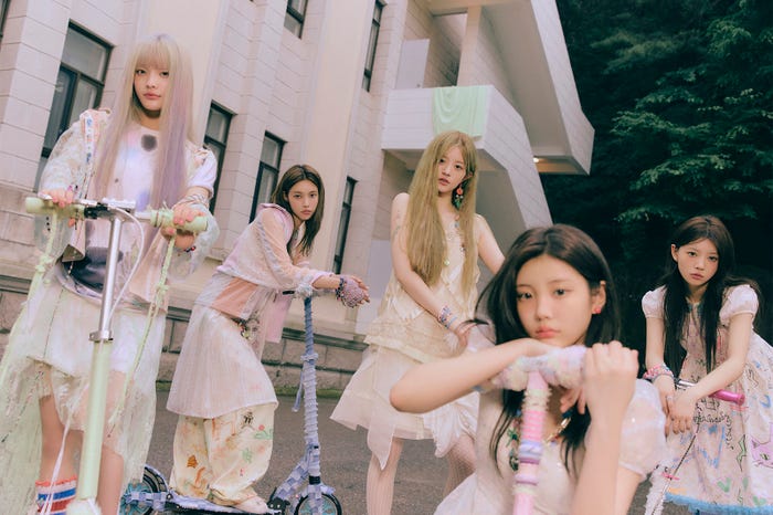 IROHA(イロハ)、YUNAH(ユナ)、MINJU(ミンジュ)、WONHEE(ウォンヒ)、MOKA(モカ)/ILLIT(P)&(C) BELIFT LAB Inc.