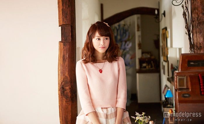 パステルピンクのガーリーな衣装/(C)2015『恋する◆ヴァンパイア』 フィルムパートナーズ