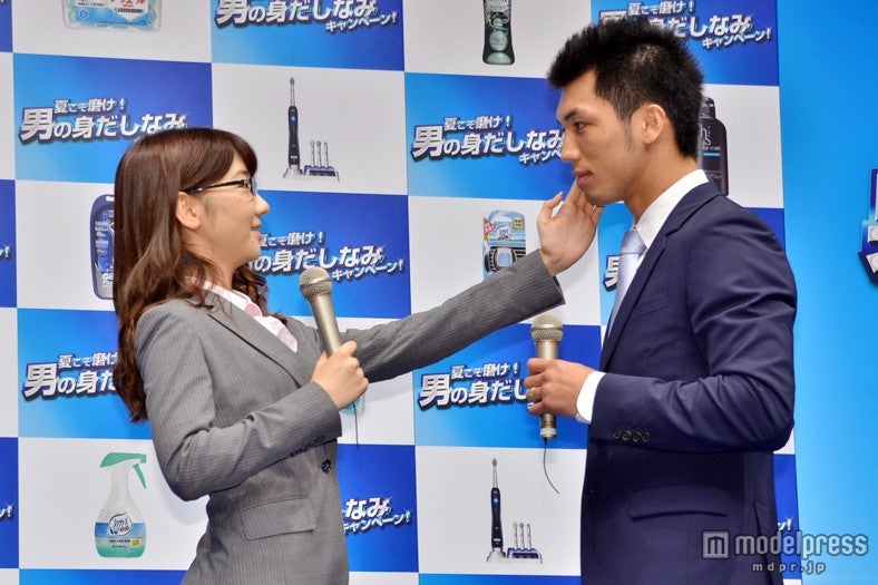 「スベ肌ですね！」と絶賛評価／（左から）柏木由紀、村田諒太