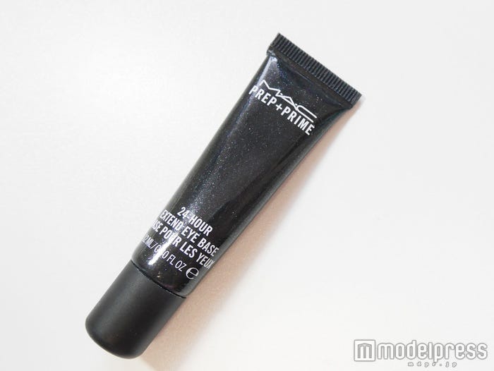 【M・A・C】「プレップ プライム 24 アワー エクステンド アイ ベース」/写真・MAI(C)モデルプレス