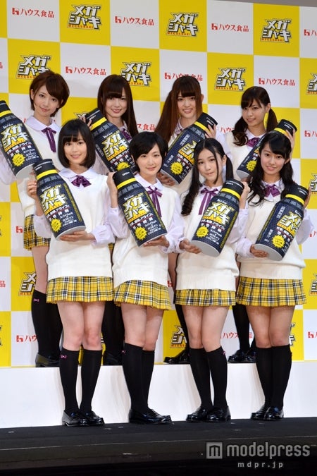 乃木坂46（上段左から）橋本奈々未、白石麻衣、松村沙友理、西野七瀬（下段左から）生田絵梨花、生駒里奈、星野みなみ、桜井玲香