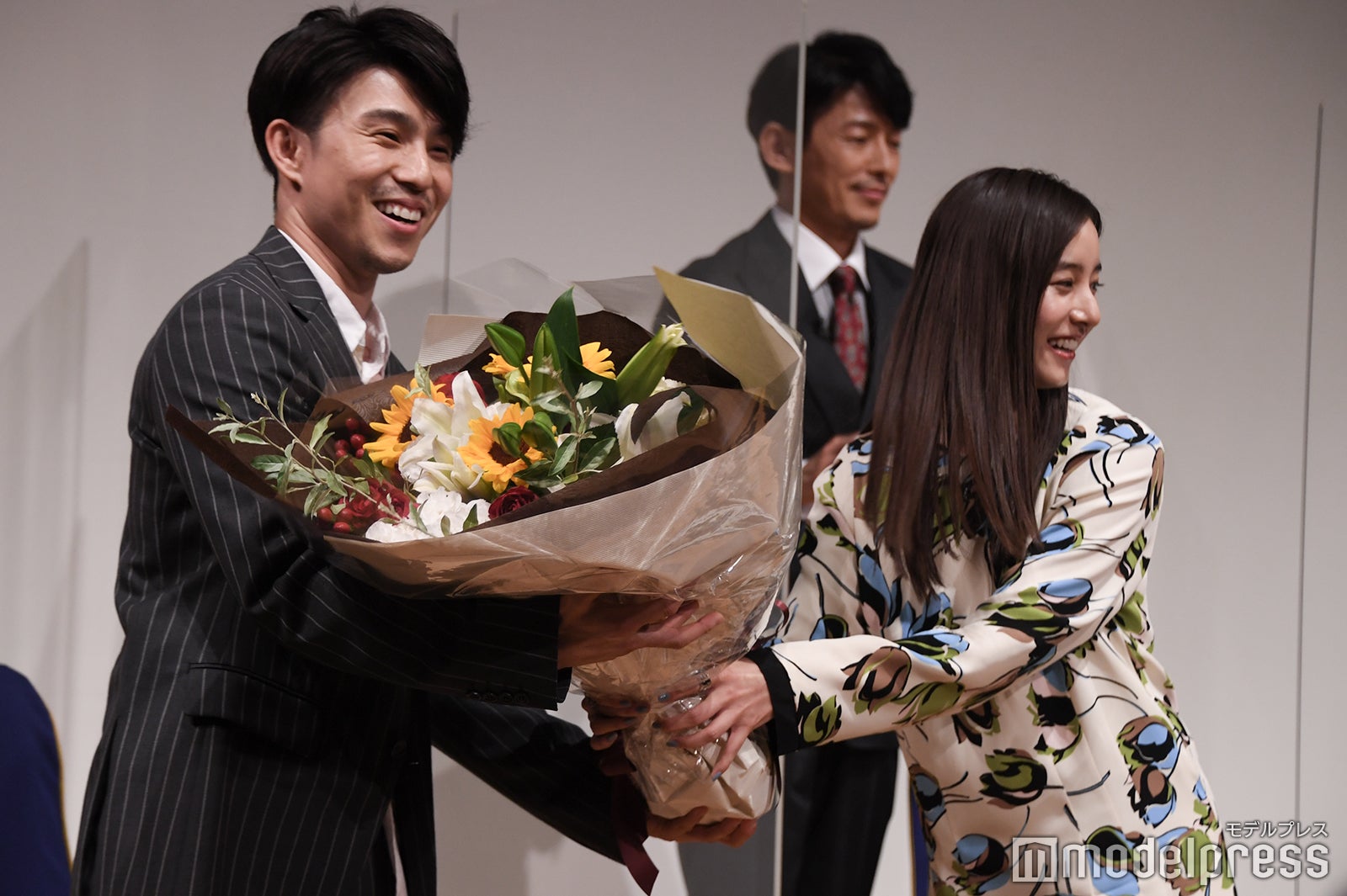 中尾明慶に花束を渡す新木優子 （C）モデルプレス