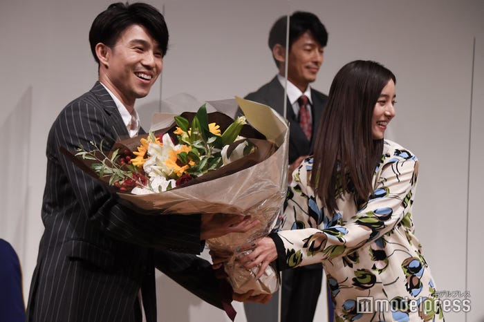 中尾明慶に花束を渡す新木優子 (C)モデルプレス