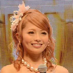 モデルプレス - 人気モデル、セクシーミニドレスでNo.1キャバ嬢に挑戦