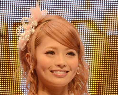 人気モデル、セクシーミニドレスでNo.1キャバ嬢に挑戦