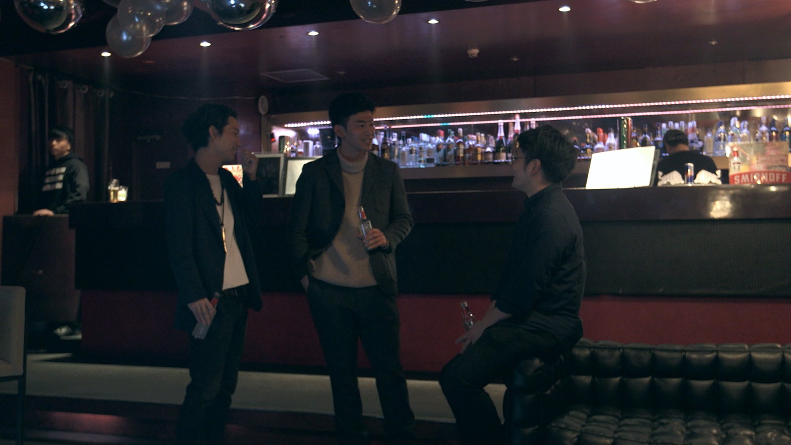 バンドメンバーと話す翔平「TERRACE HOUSE OPENING NEW DOORS」11th WEEK（C）フジテレビ／イースト・エンタテインメント