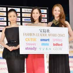 「宝島社 日本ファッションリーダーアワード2012」授賞式の様子（※梨花は欠席）左から：上戸彩、水原希子、観月ありさ
