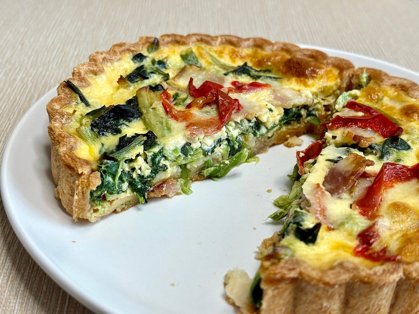 中にはほうれん草などの具材がぎっしり。チーズの濃厚なコクとクリーミーな口どけが広がります