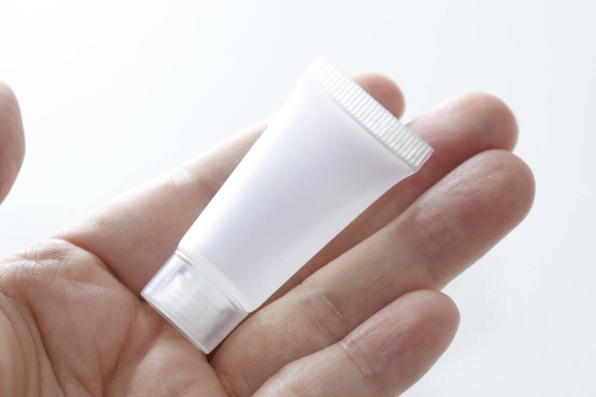 チューブ型詰め替え容器（8mL、3個）　サイズ感