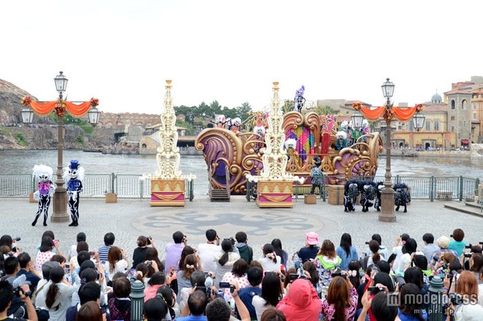 新プログラム「ウェルカム・スケルトン・フレンズ」船に乗って多くのスケルトンが登場