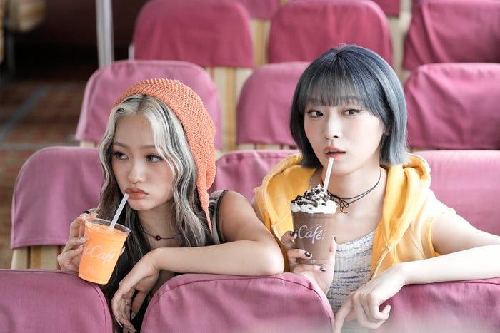 YURI、JISOO「マックに甘いの飲みにこない?リニューアル」篇(提供写真)