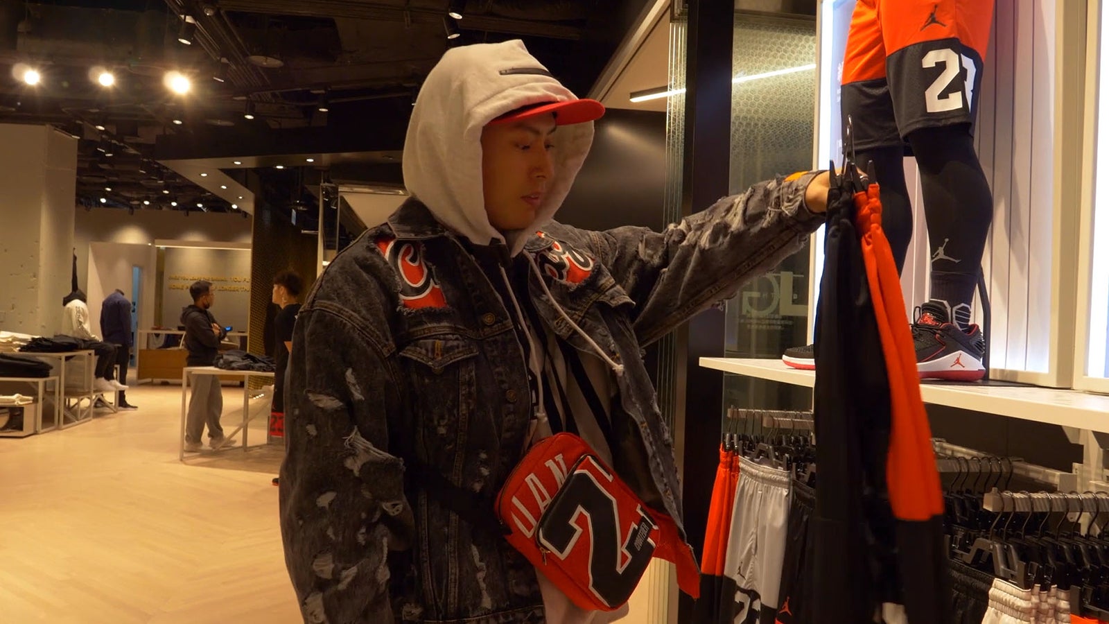 三代目JSB山下健二郎に密着 買い物中スタッフからツッコミ飛ぶ