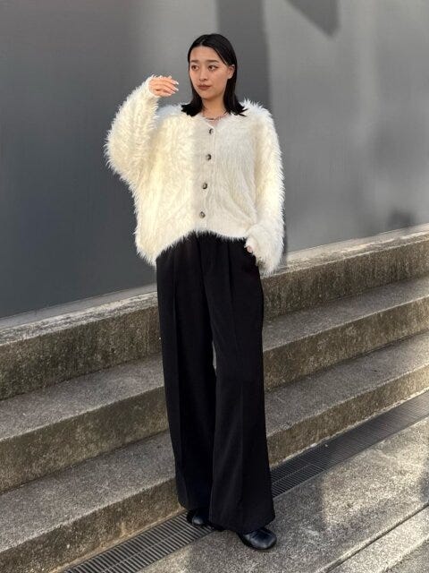 2025ふわもこカーディガンふわもこ感を主役にしたモノトーンコーデ