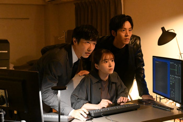 堺雅人、飯沼愛、松坂桃李「VIVANT」第6話より(C)TBS