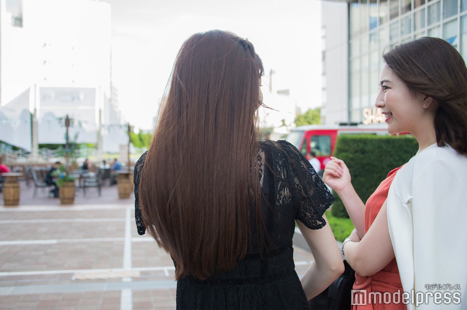 ショッピング後やお仕事終わりにふらっと（C）モデルプレス