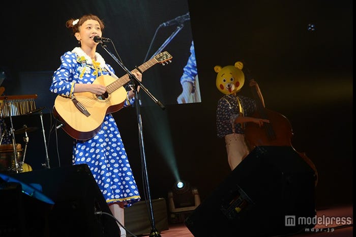 くまのバックバンドを引き連れパフォーマンス