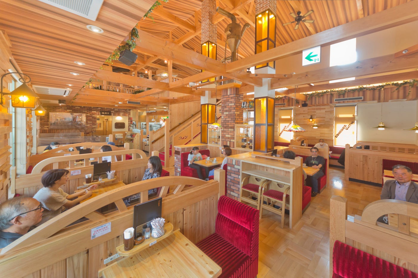 幅広い世代でにぎわうコメダ珈琲店（画像：株式会社コメダ提供）