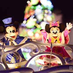 東京ディズニーシー「カラー・オブ・クリスマス」のミッキーとミニー（C）Disney