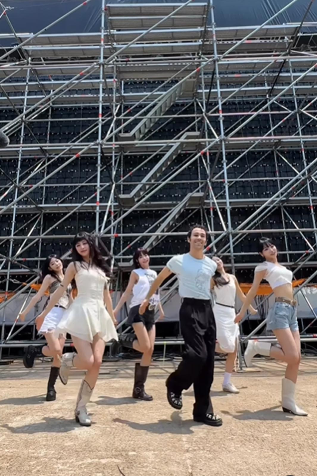 LE SSERAFIM公式Instagramより