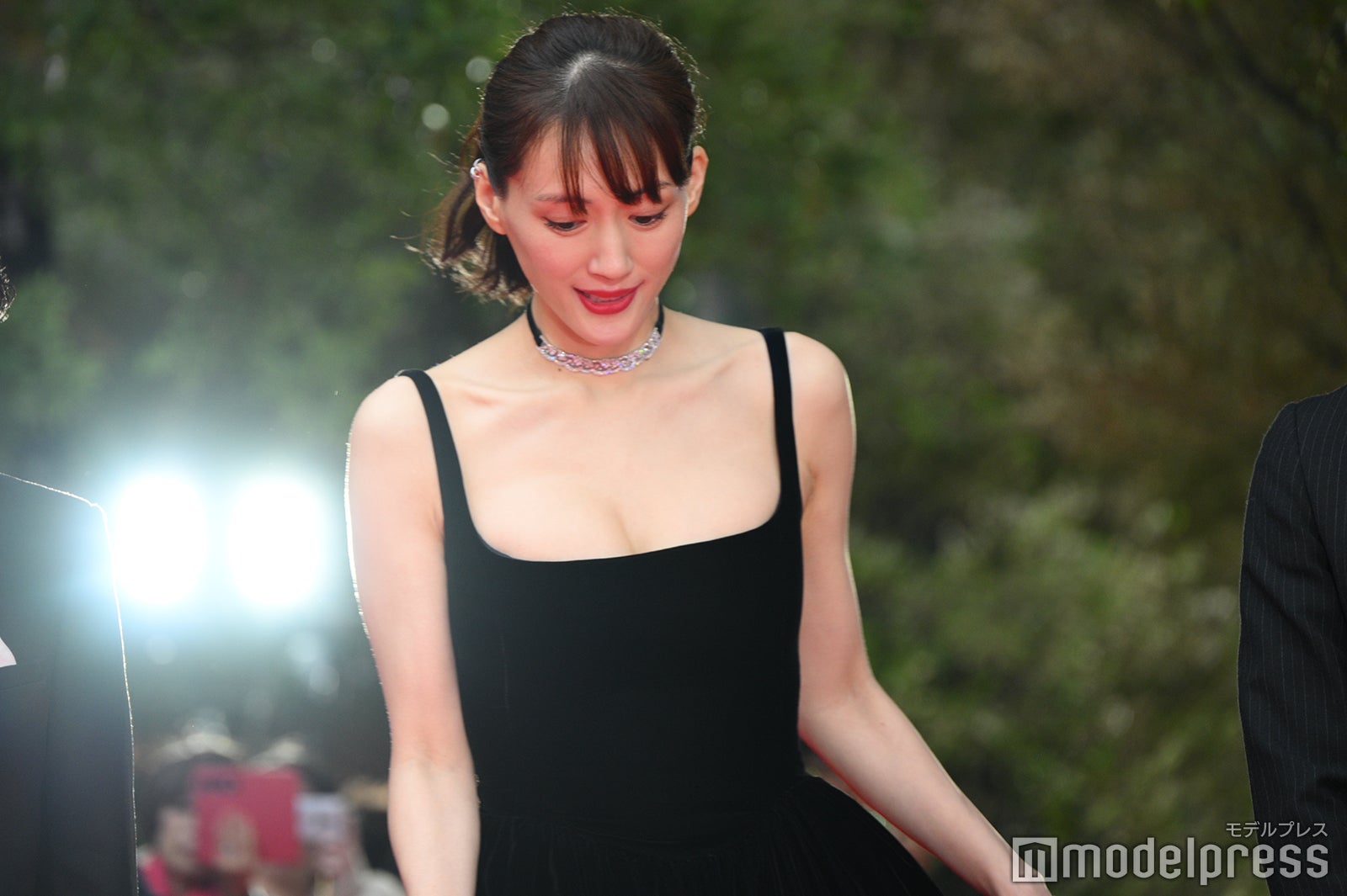 Miu Miu セミシアー ドレス 〜綾瀬はるかさん 着用〜 画像・写真 | 綾瀬はるか、大胆背中見せで大人の美貌を披露 2枚