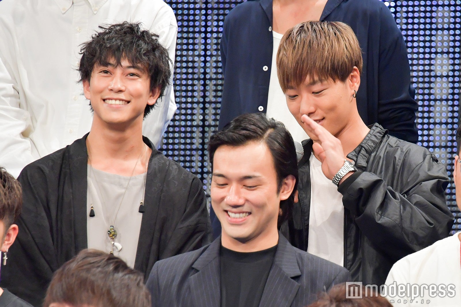 マイクを“ポンポン”するZEN（C）モデルプレス