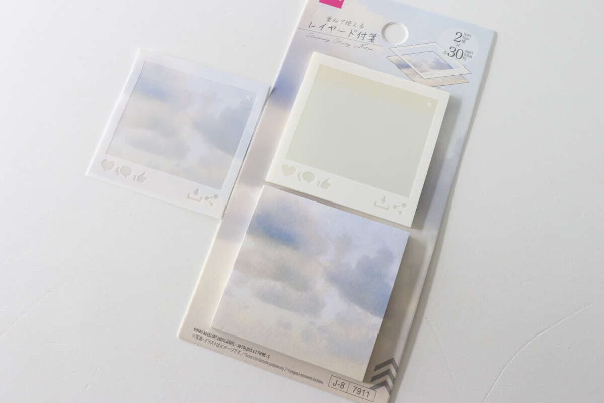 空とSNS風デザインのふせんがパッケージから出され重ねられている