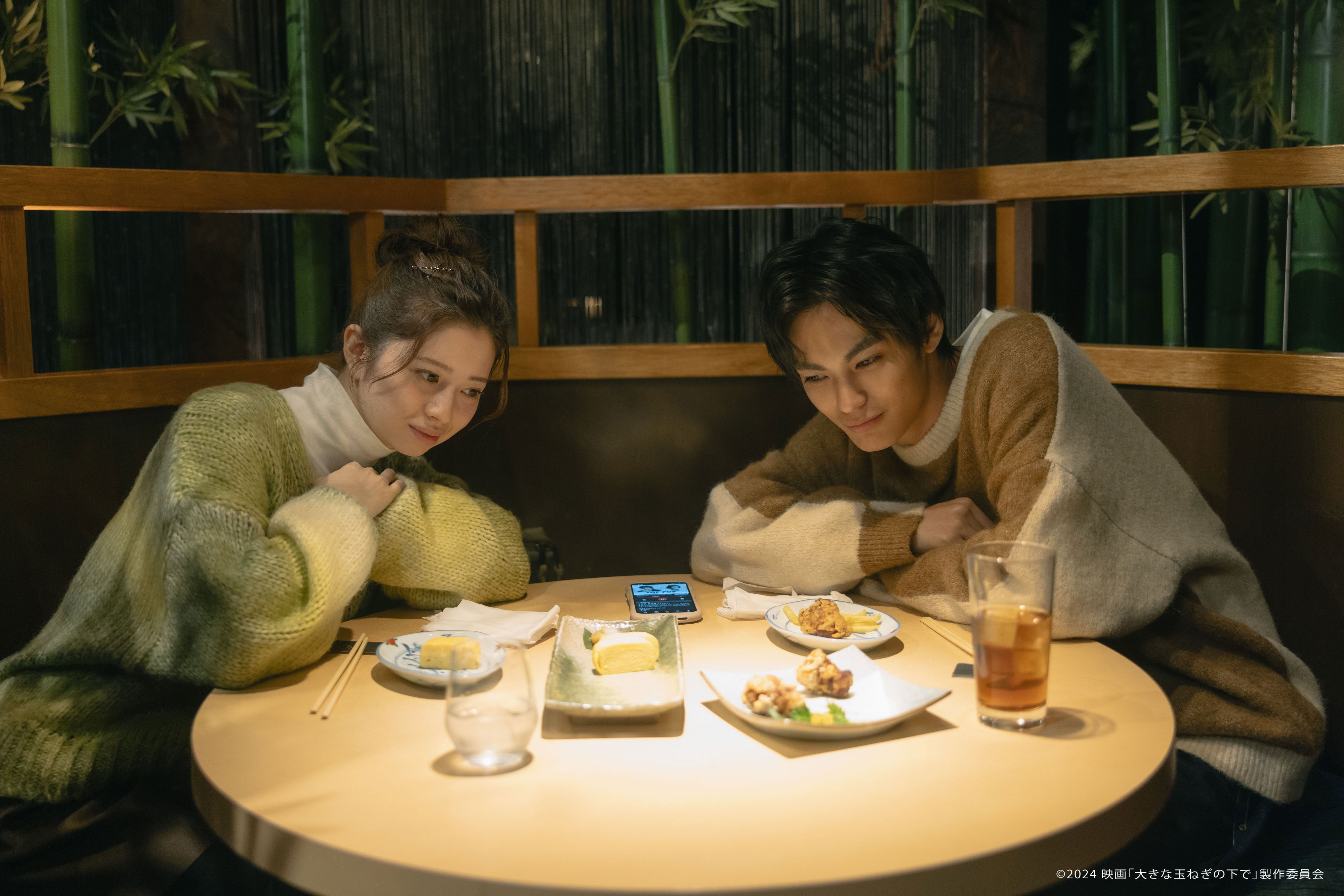 桜田ひより、神尾楓珠／映画「大きな玉ねぎの下で」場面写真（C）2024 映画「大きな玉ねぎの下で」製作委員会