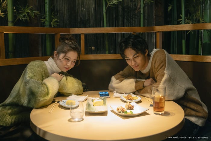 桜田ひより、神尾楓珠/映画「大きな玉ねぎの下で」場面写真(C)2024 映画「大きな玉ねぎの下で」製作委員会