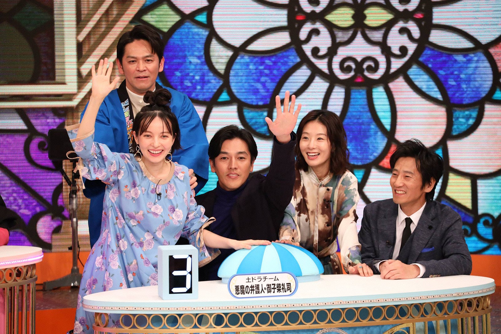 土ドラ『悪魔の弁護人　御子柴礼司-贖罪の奏鳴曲-』チーム（左から）ベッキー、岡田圭右、要潤、玄理、津田寛治（C）フジテレビ