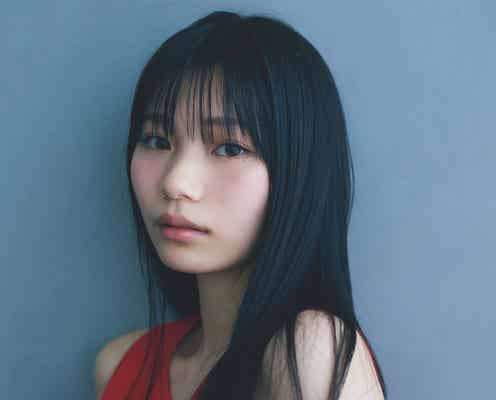 乃木坂46岡本姫奈、透明素肌際立つノースリーブ姿 アンニュイな視線にドキッ