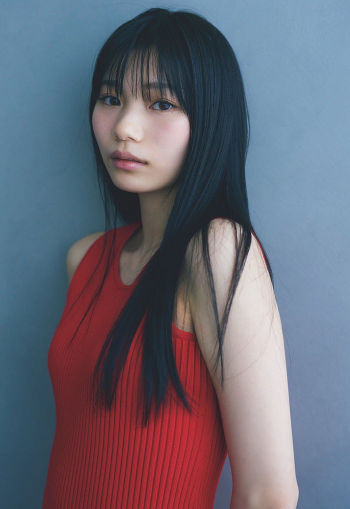 乃木坂46岡本姫奈、透明素肌際立つノースリーブ姿 アンニュイな視線にドキッ