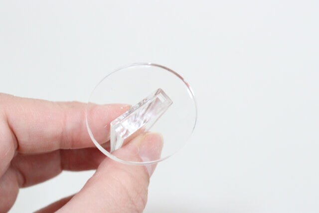 ダイソーのフードピック（アクリルスタンド用台座付）の穴