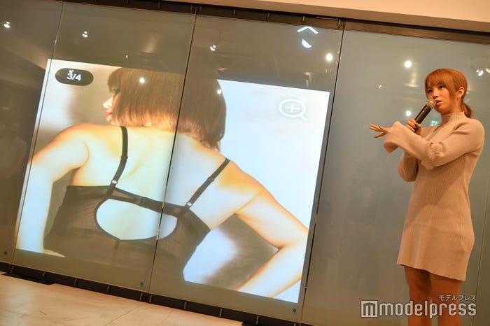 実際に「#みのトレVIPルーム」の詳細を公開しながらトークする犬童美乃梨(C)モデルプレス