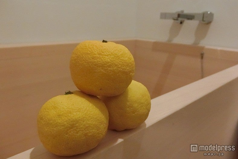 浴室には湯船に浮かべるため柚子が置いてある
