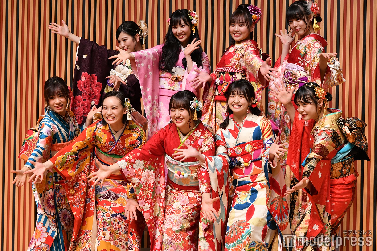 HKT48「すしざんまい」ポーズ（前列左から）深川舞子、豊永阿紀、田島芽瑠、松岡はな、村川緋杏
（後列左から）月足天音、上野遥、山内祐奈、長野雅 （C）モデルプレス