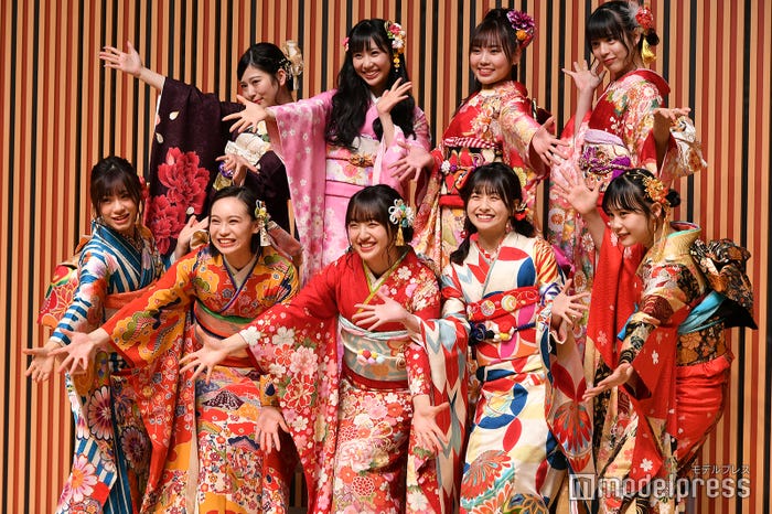 HKT48「すしざんまい」ポーズ(前列左から)深川舞子、豊永阿紀、田島芽瑠、松岡はな、村川緋杏(後列左から)月足天音、上野遥、山内祐奈、長野雅 (C)モデルプレス