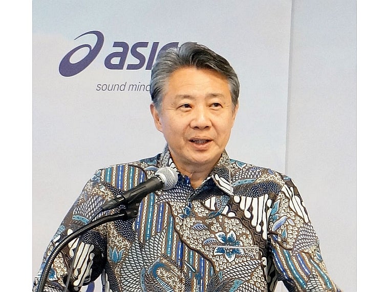 アシックス富永社長「輸送、生産に影響なし」 中東情勢の緊迫化でコメント