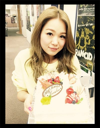 バースデーケーキを手に笑顔の西野カナ/オフィシャルブログ(Ameba)より