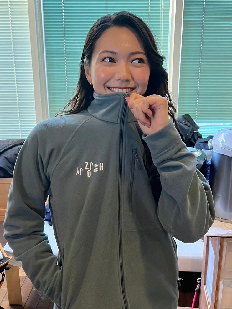 ドラマチームに贈ったジャンパーを着用する二階堂ふみ／「Eye Love You」公式Xより