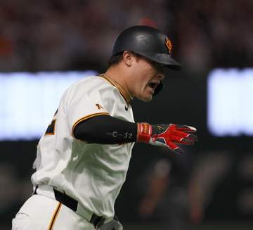 巨人・リチャードが衝撃弾 中堅右へ弾丸ライナーで運ぶ 巨人OBの解説者も驚嘆 貴重な先制2号2ランに本拠地大歓声