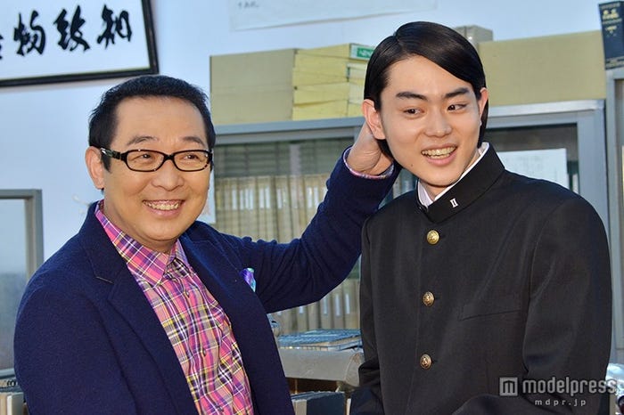 菅田将暉(右)のヘアスタイルを注意するさだまさし(左)