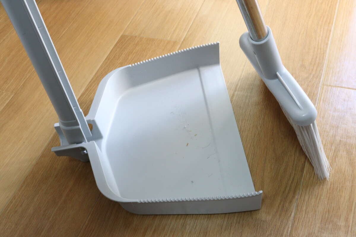 ダイソーの収納便利ほうきちりとりセットのちりとりは下部を曲げられる