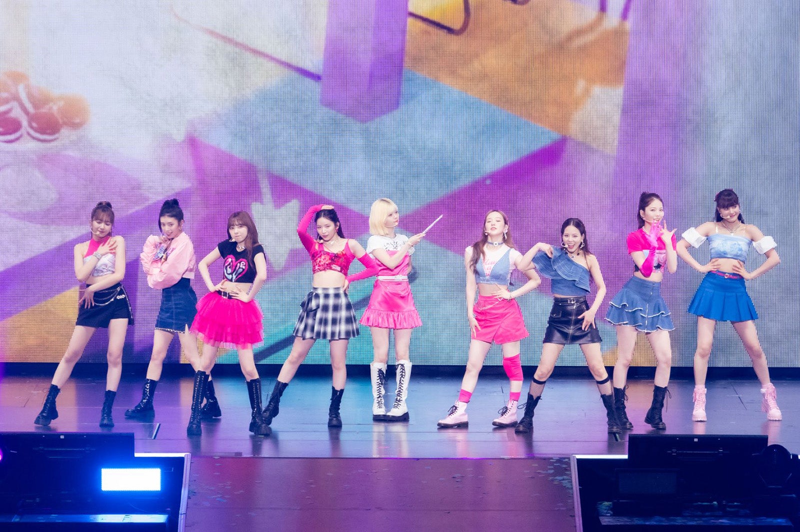 NiziU「NiziU Live with U 2022 “Light it Up”」神戸公演／撮影：田中聖太郎（提供写真）