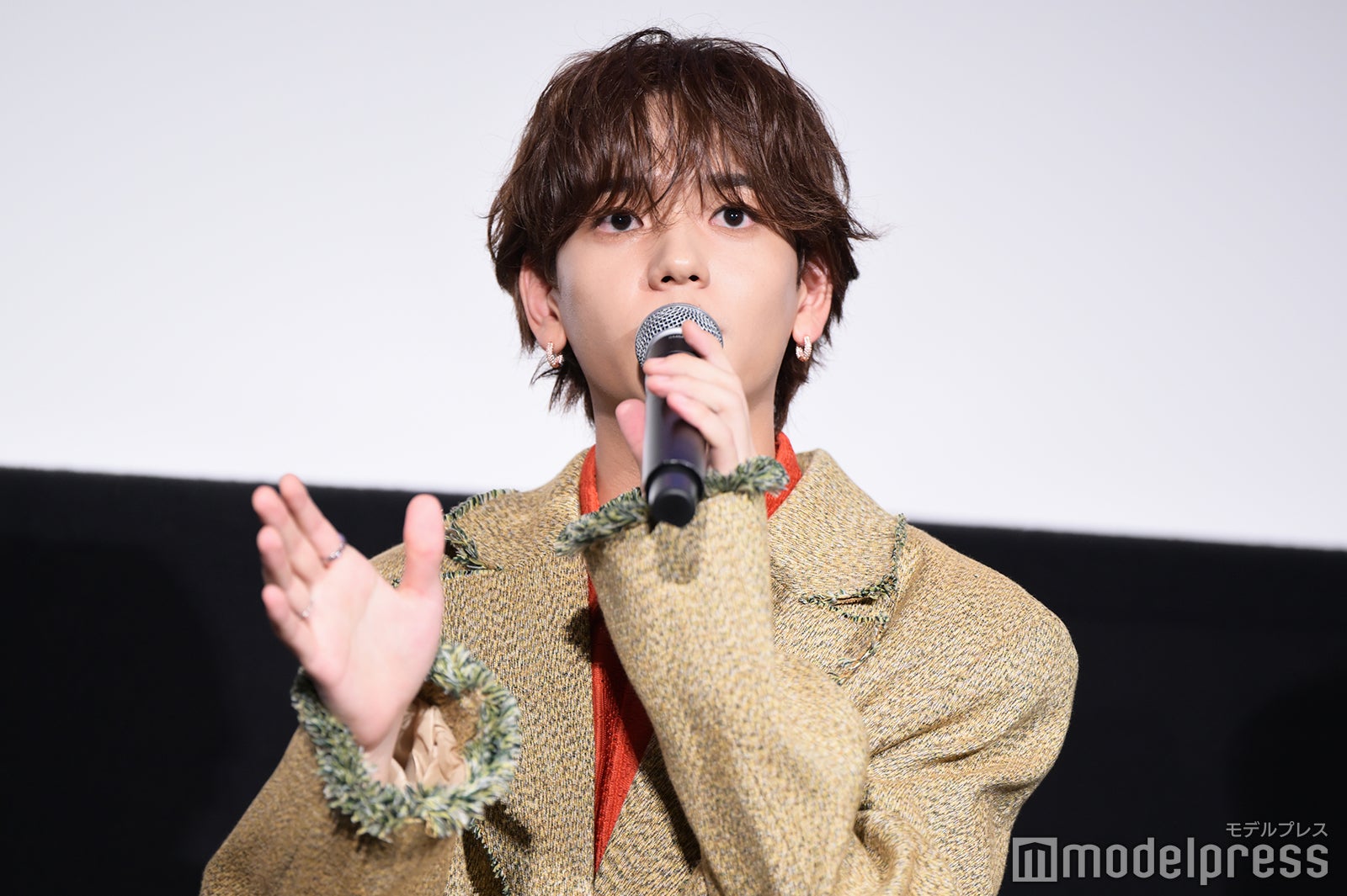 FANTASTICS中島颯太、撮影合間に共演者と水族館散歩 遭遇した