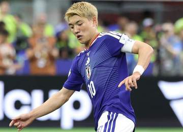 ラブラブすぎっ♥堂安律の表情が穏やか！美人インフルエンサーの妻が肩に手を置いたプライベート2ショで誕生日祝福「夫婦が素敵！」